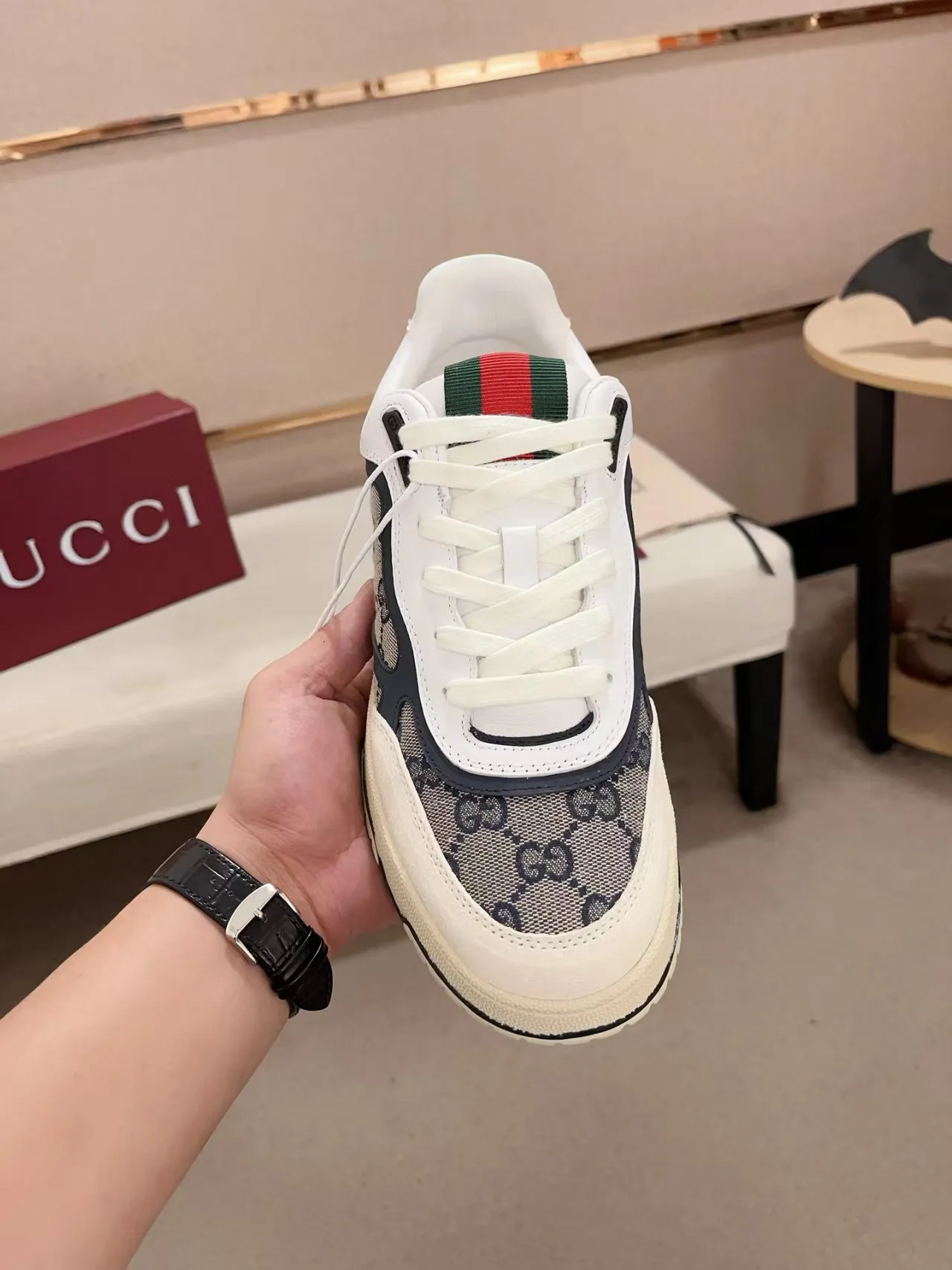Factory price: 420💰Gucci new men's shoes GUCCI [Lightning] latest shoes are shipped. Original quality, fashionable, made of special materials, sheepskin lining, brand new packaging. The foot feels super comfortable and the workmanship is impeccable. Size: Men's 38-44, customized 45